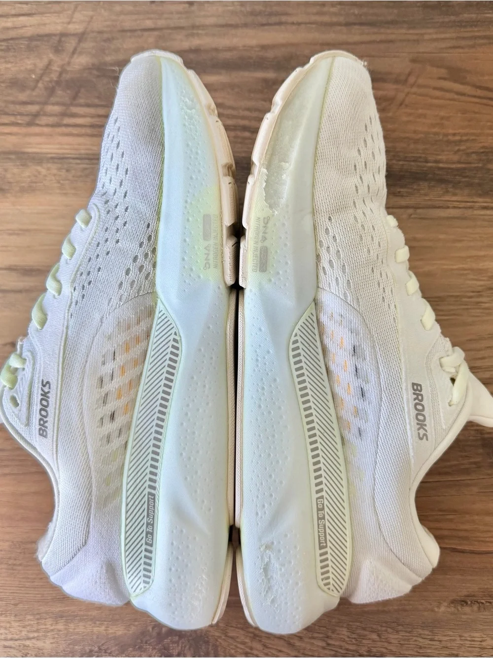 Brooks Women’s Adrenaline GTS 24 in White/Limpet Shell/Alloy (Size: 8.5-B)